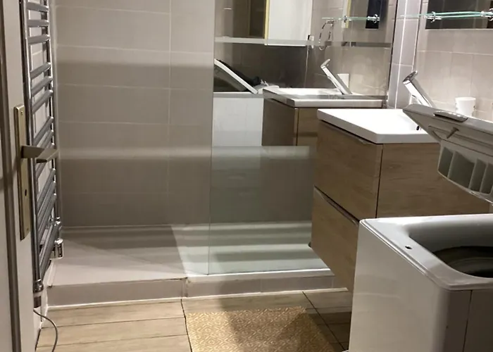 2 Pieces Meubles A Juan Les Pins アパート